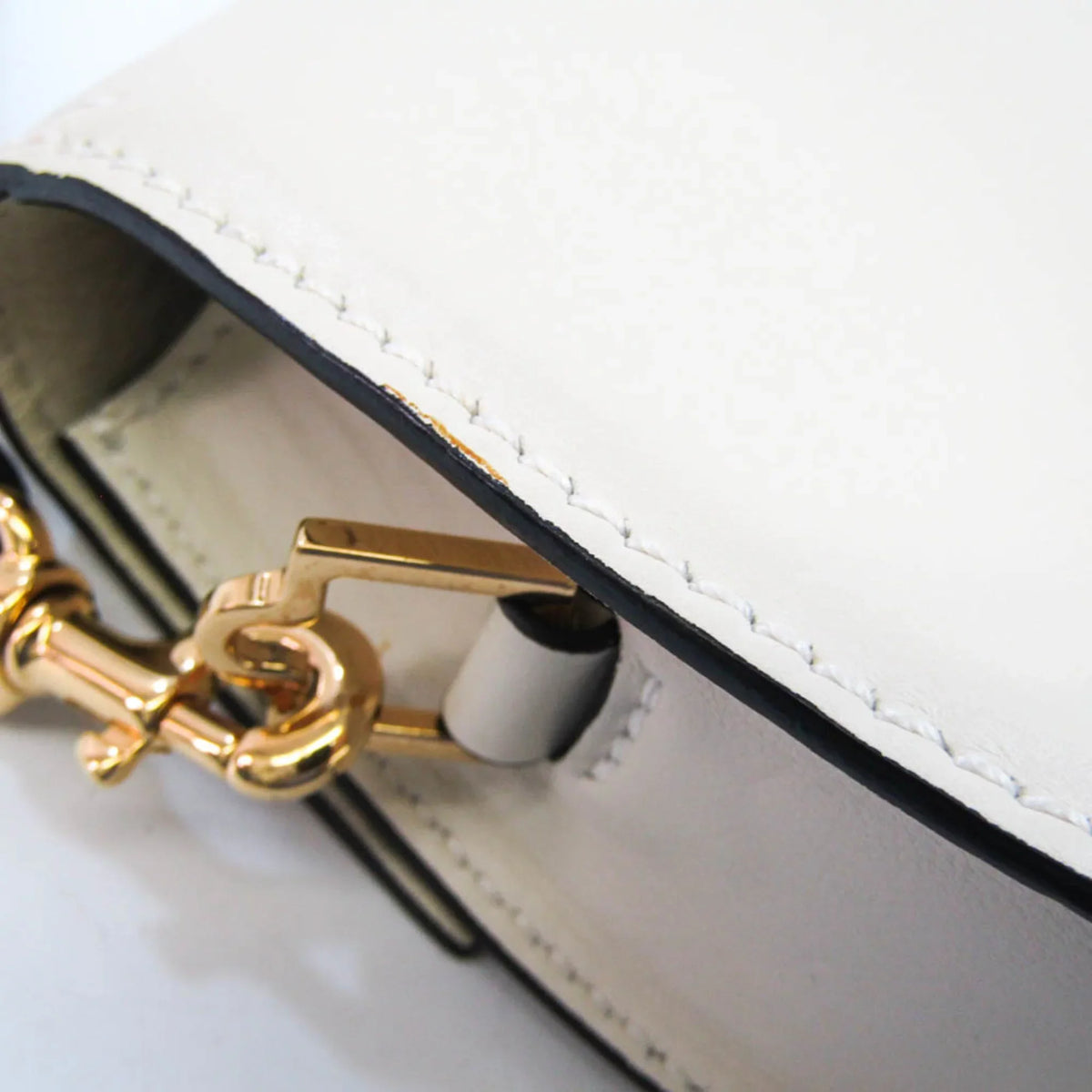 Garavani Leather Valentino (Good) Women,Men Beige Pre-Owned Light Shoulder Bag